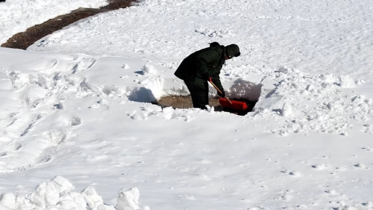 A găsit o femeie îngheţată bocnă, sub zăpadă. Nu mai mişca. Ce s-a întâmplat cu trupul ei a şocat!